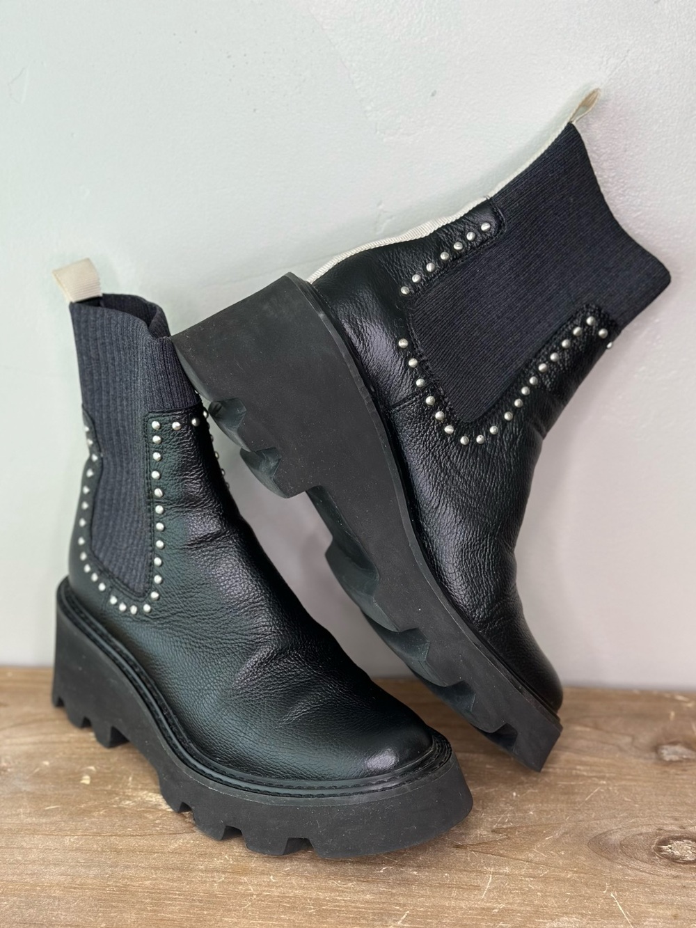 Dolce Vita Women's Hoven Leather Studded
Chelsea Boots Sz 9